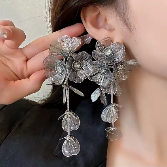 Zara Kate Middleton cascading floral Silver earrings - Picture 1 of 7